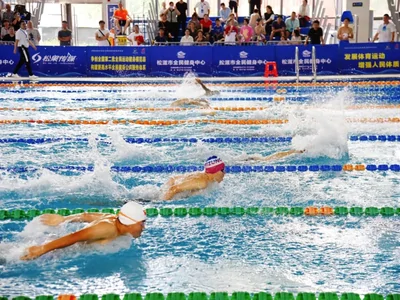 CBA卫冕冠军105-92送北控首败，深圳客场89-81逆转江苏迎首胜!